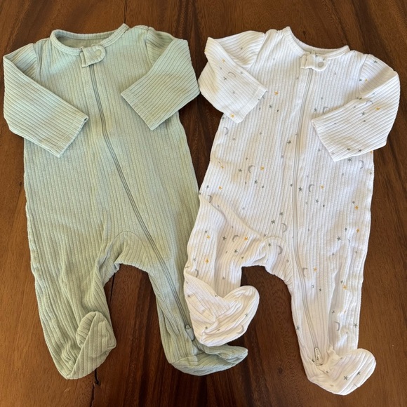 Carter’s Baby Neutral One Piece Set of 2 Footed Pajamas- Green and White Size 6M - Picture 1 of 4